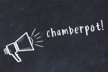 Hoparlörün tebeşir çizimi ve siyah masanın üzerine el yazısıyla yazılmış yazı haznesi.