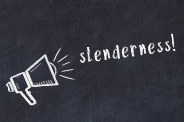 Hoparlör çizimi ve yazıt inceliği olan siyah karatahta.