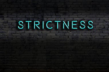 Duvara yazı yazma zorluğu olan neon levhası. Gece görünümü