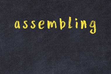 Tebeşir el yazısı yazması yazması siyah masanın üzerine monte ediliyor