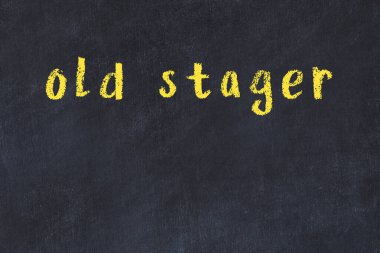 Üzerinde el yazısıyla yazılmış eski bir sahne düzeneği olan üniversite yazı tahtası.