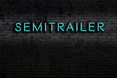 Duvara yazı kazınmış neon levhası. Gece görünümü