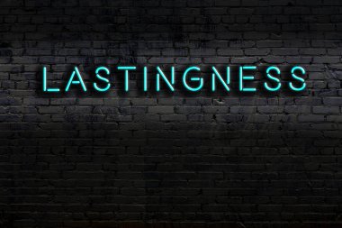 Geceleri duvarda neon levhası var. Yazıtın sonsuzluğu