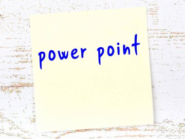 Tahta duvardaki sarı yapışkan notta el yazısıyla yazılmış güç noktası var.