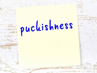 Muziplik hakkında hatırlatma kavramı. Tahta duvarda üzerinde yazı olan sarı yapışkan kağıt.