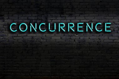 Geceleri duvarda neon levhası var. Yazıt uyumluluğu