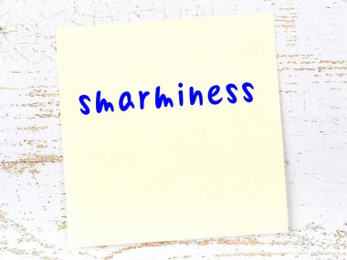 Akıllılığı hatırlatma anlayışı. Tahta duvarda üzerinde yazı olan sarı yapışkan kağıt.