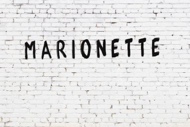 Siyah boyalı el yazısıyla yazılmış beyaz tuğlalı duvar.