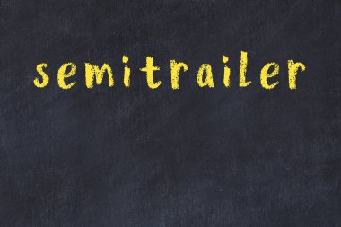 Tebeşir el yazısı, siyah masanın üzerine yarı karavan.