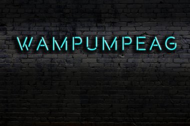 Geceleri duvarda neon levhası var. Yazı masası.