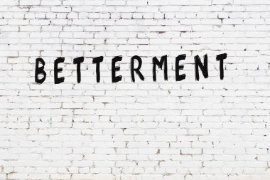 Siyah boyalı el yazısıyla yazması daha iyi olan beyaz tuğla bir duvar.