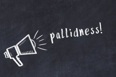 Hoparlörün tebeşir çizimi ve siyah masanın üzerine elle yazılmış yazı solgunluğu