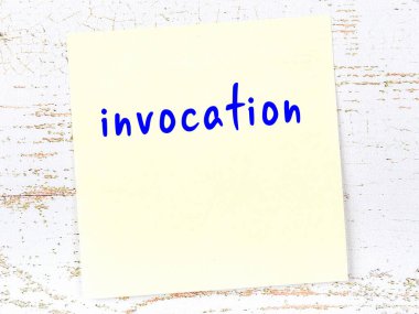 Tahta duvardaki sarı yapışkan notta elle yazılmış yazma çağrısı var.