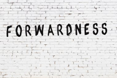 Üzerinde yazı olan beyaz tuğla bir duvar. Siyah boyayla birlikte elle yazılmış.