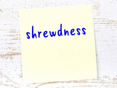 Kurnazlığı hatırlatma anlayışı. Tahta duvarda üzerinde yazı olan sarı yapışkan kağıt.