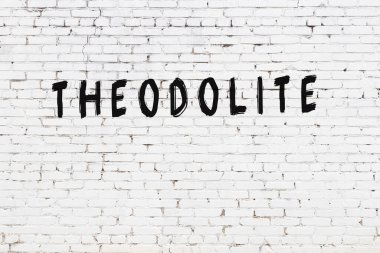 Yazıt teodolit, beyaz tuğla duvara siyah boya ile yazılmış..