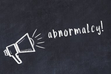 Hoparlör çizimi ve yazıt anormalliği olan siyah karatahta