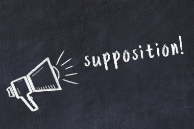 Hoparlör çizimi ve yazı tahtasıyla siyah karatahta