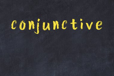 Tebeşir el yazısıyla yazılmış yazı siyah masanın üzerine konjonksiftir