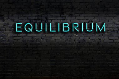 Geceleri duvarda neon levhası var. Yazı dengesi