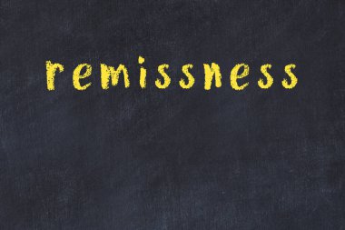 Siyah masadaki tebeşir el yazısı ihmalkarlığı