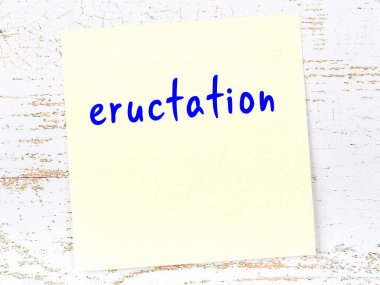 Patlamayla ilgili hatırlatma kavramı. Tahta duvarda üzerinde yazı olan sarı yapışkan kağıt.