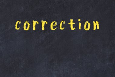 Siyah masanın üzerine elle yazılmış tebeşir yazma düzeltmesi