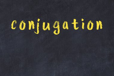 Tebeşir el yazısıyla siyah masanın üzerine yazması.