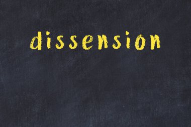 Tebeşir el yazısı anlaşmazlığı siyah masanın üzerinde