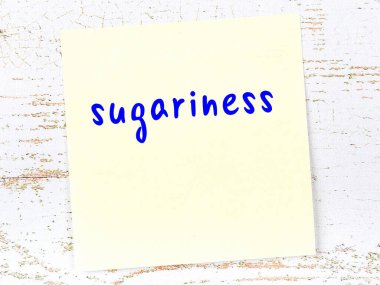 Şekerlilik hakkında hatırlatma kavramı. Tahta duvarda üzerinde yazı olan sarı yapışkan kağıt.