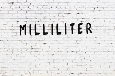 Üzerinde siyah boya bulunan beyaz tuğla duvar mililitresi.