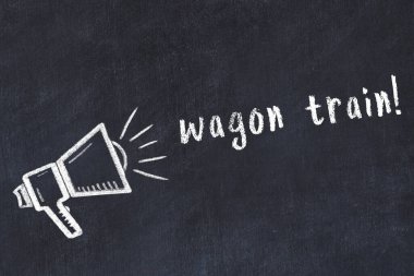 Hoparlörün tebeşir çizimi ve siyah masanın üzerine el yazısıyla yazılmış bir vagon treni.