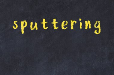 Üzerinde el yazısıyla yazılmış tükürük olan üniversite yazı tahtası.