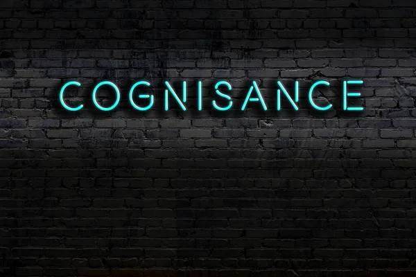 Duvara yazı yazılmış neon levhası var. Gece görünümü