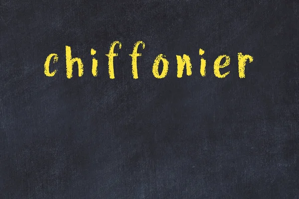 Tebeşir el yazısıyla yazılmış şifonyer siyah masanın üstünde.