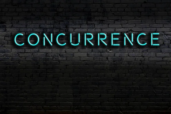 Geceleri duvarda neon levhası var. Yazıt uyumluluğu