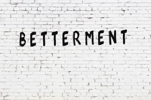 Siyah boyalı el yazısıyla yazması daha iyi olan beyaz tuğla bir duvar.