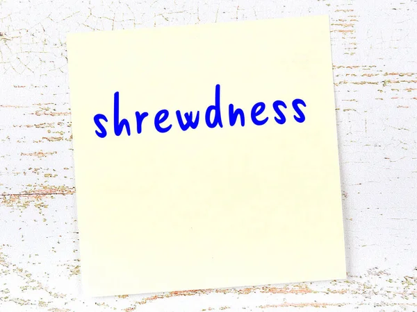 Kurnazlığı hatırlatma anlayışı. Tahta duvarda üzerinde yazı olan sarı yapışkan kağıt.