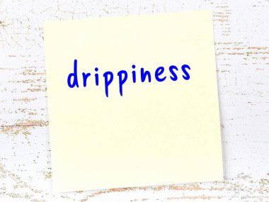 Damlama hakkında hatırlatma kavramı. Tahta duvarda üzerinde yazı olan sarı yapışkan kağıt.