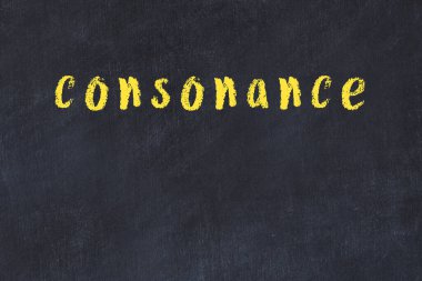 Siyah masaya elle yazılmış tebeşir yazıtları.