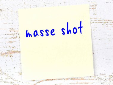 Tahta duvarda, el yazısıyla yazılmış toplu resimli sarı yapışkan bir not.