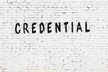 Beyaz tuğla duvara siyah boya ile yazılmış bir yazı..