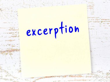 Alıntı hakkında hatırlatma kavramı. Tahta duvarda üzerinde yazı olan sarı yapışkan kağıt.