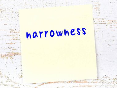 Tahta duvardaki sarı yapışkan notta el yazısı darlığı var.