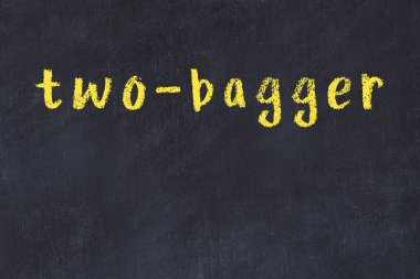 Tebeşir el yazısı, siyah masaya iki torba.