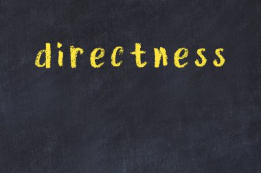 Tebeşir el yazısıyla yazılmış yazı dogrultması siyah masada