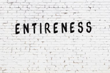 Yazma yorgunluğu beyaz tuğla duvara siyah boya ile yazılmış..