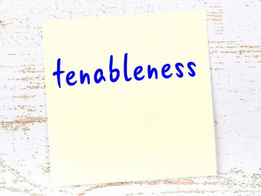 İncinebilirlik hakkında hatırlatma kavramı. Tahta duvarda üzerinde yazı olan sarı yapışkan kağıt.