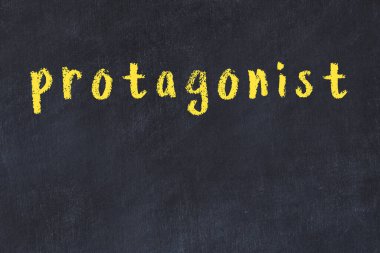 Üzerinde el yazısıyla yazılmış yazı tahtası olan üniversite yazı tahtası.