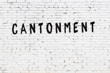 Beyaz tuğla duvara siyah boya ile yazılmış bir yazı karakteri..